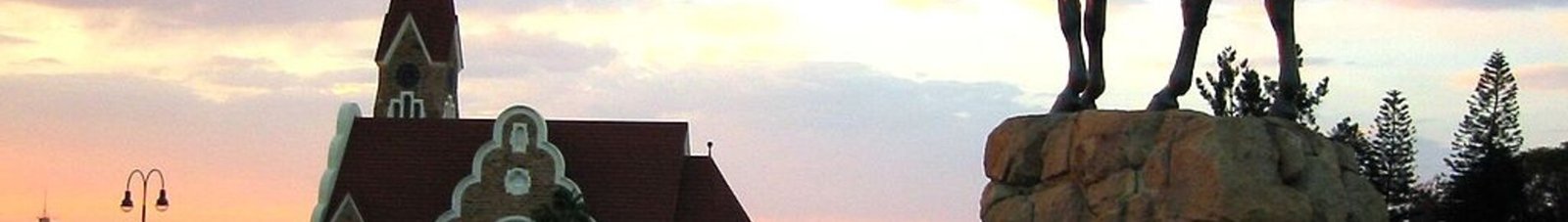 Windhoek : Statue équestre surplombant une église au coucher.