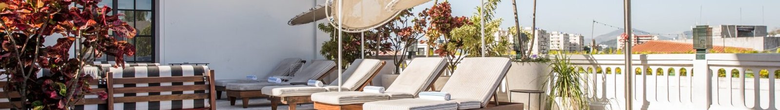 Piscine sur le toit avec vue sur la skyline, chaises longues.