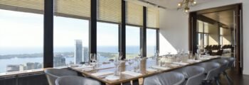 Salle à manger moderne à Toronto, vue sur ville.