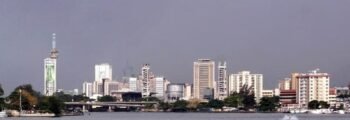 Skyline de Lagos, Nigeria, avec immeubles et ciel nuageux.