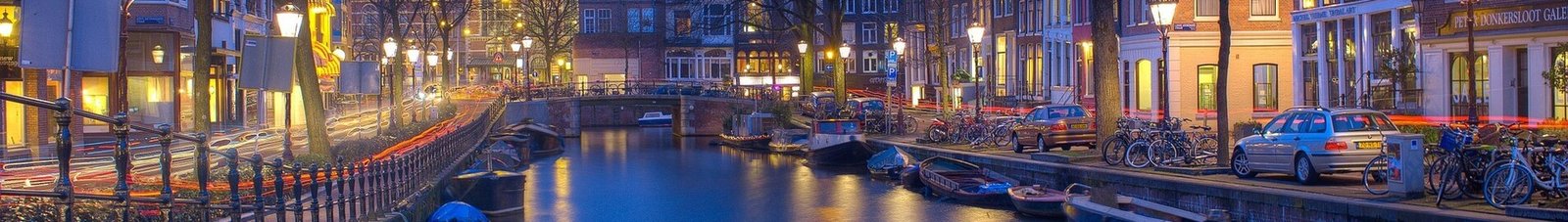 Canal d'Amsterdam au crépuscule, reflet splendide. 