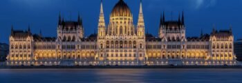 ## Alternative à la balise :
Location de jet privé : Dôme éclairé à Budapest, crépuscule.