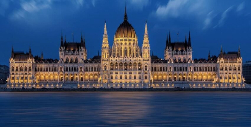 ## Alternative à la balise :
Location de jet privé : Dôme éclairé à Budapest, crépuscule.