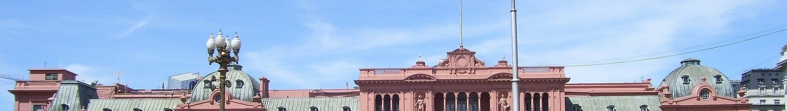 Casa Rosada sous ciel bleu à Buenos Aires.