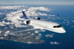 Jet privé Bombardier Challenger 850 en vol au dessus de la mer