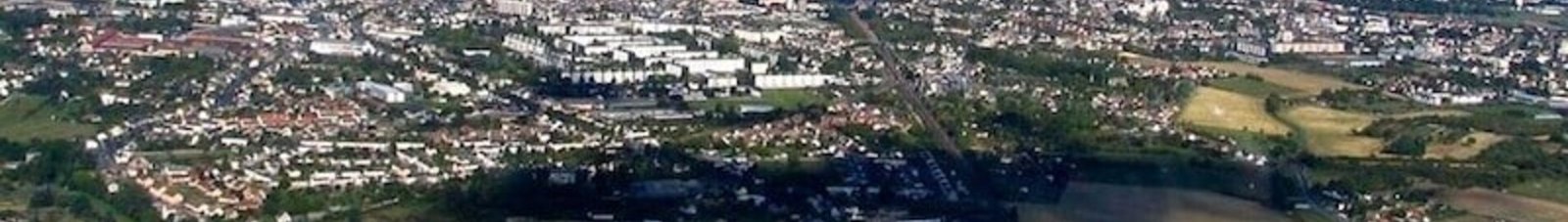 Châteauroux – Vue aérienne des champs et verdure.
