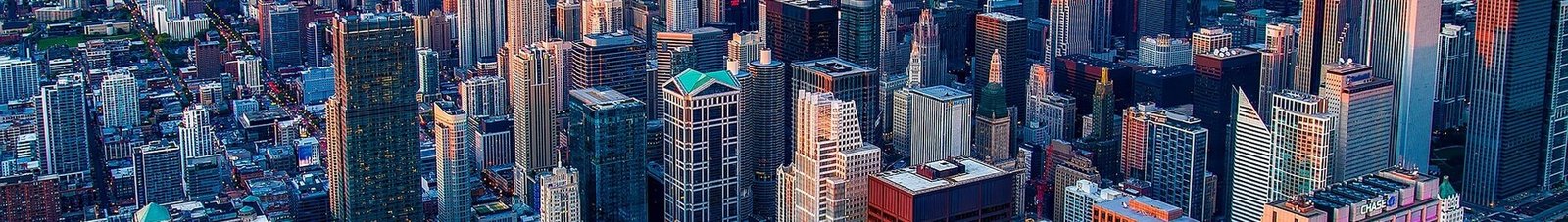 Chicago skyline au crépuscule, gratte-ciels et lac.
