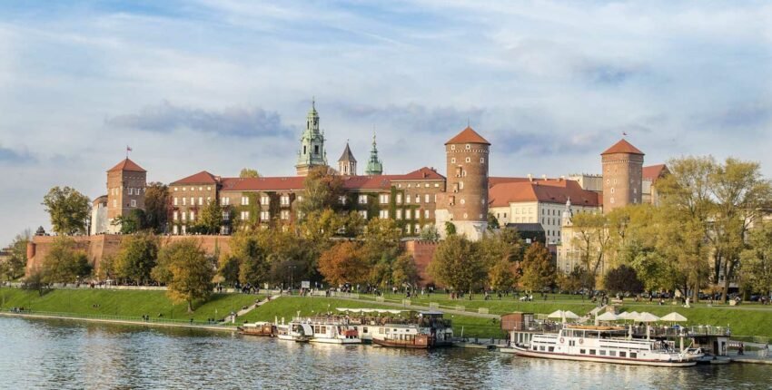 Château Wawel, Cracovie, Pologne, bateau sur la Vistule.