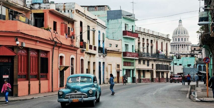 **Requête cible indiquée : Location de voiture vintage**

Location de voiture vintage en ville colorée.