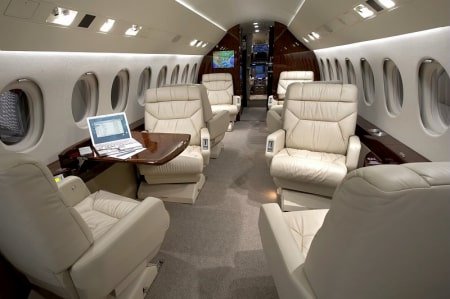 Intérieur de jet privé PDG français, sièges en cuir.