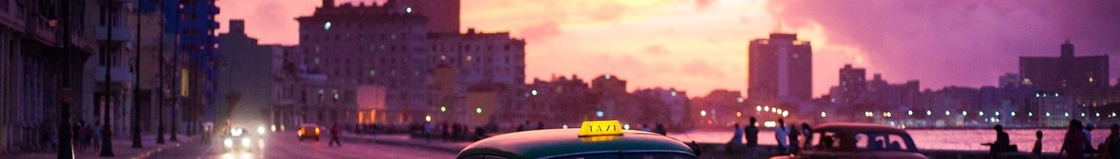 **Image Alt:** La Havane : classic car au coucher du soleil