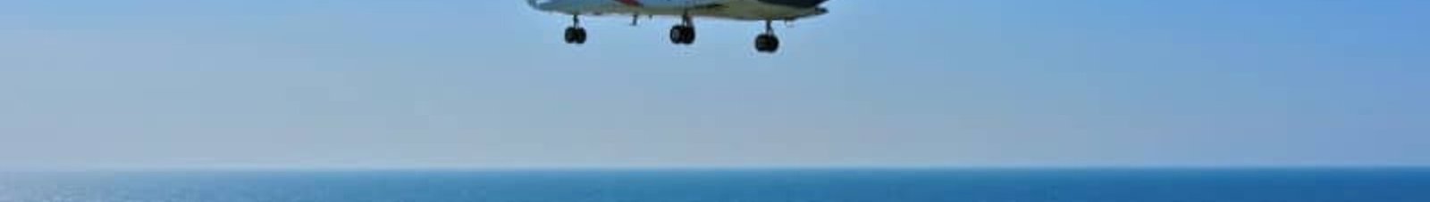 Atterrissage d'hélicoptère sur plate-forme pétrolière offshore - Fond océanique.