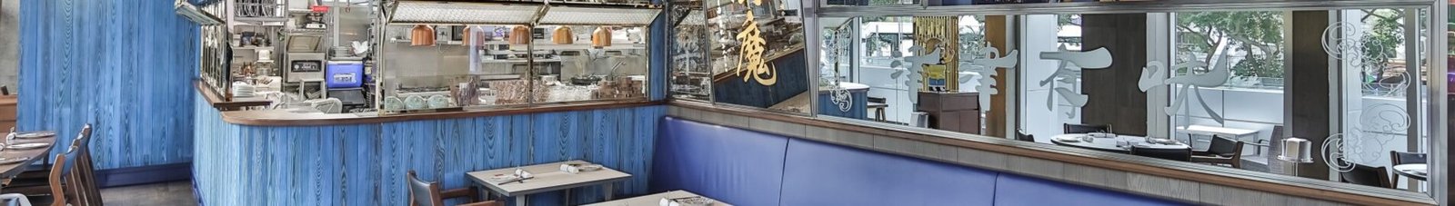 **Titre de la page:** Restaurant Moderne | Restaurants chics de Hong Kong

**Texte optimisé SEO (alternative balise) :**
Restaurant moderne intérieur, bleu et bois