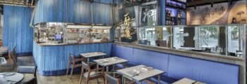 **Titre de la page:** Restaurant Moderne | Restaurants chics de Hong Kong

**Texte optimisé SEO (alternative balise) :**
Restaurant moderne intérieur, bleu et bois