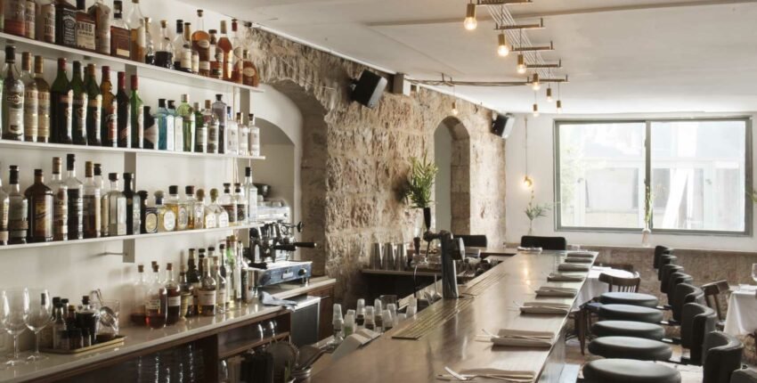 **Alternative Balise :**
*Bar rustique, murs en pierre, comptoir en bois, luminaires suspendus.*