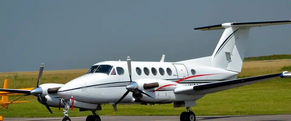 Location de jet privé : avion blanc sur piste.