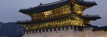 Porte principale du palais Gyeongbokgung au crépuscule, Séoul.