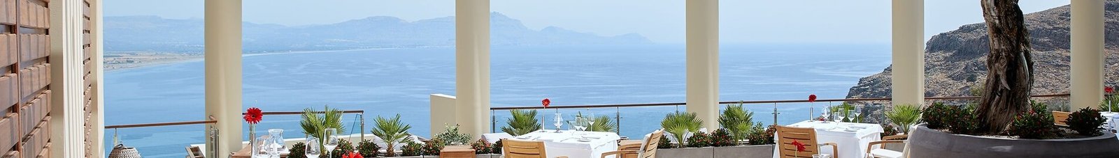 Restaurant en plein air à Rhodes, vue sur mer