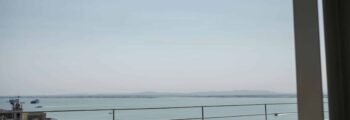 Empuriabrava : vue mer paisible avec boissons.