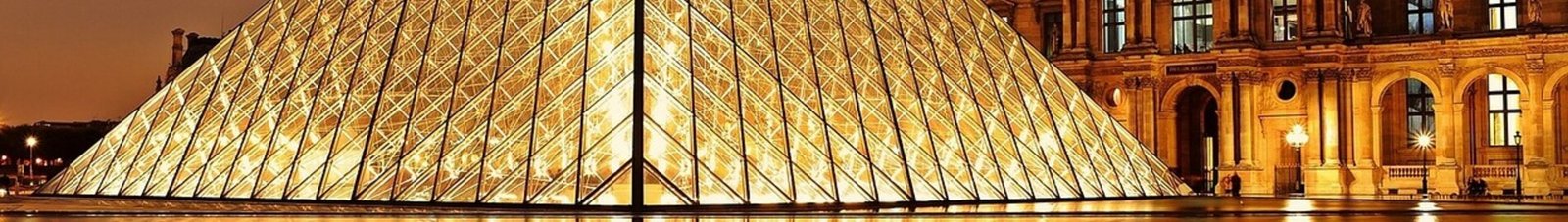 Le majestueux reflet nocturne de la Pyramide du Louvre.