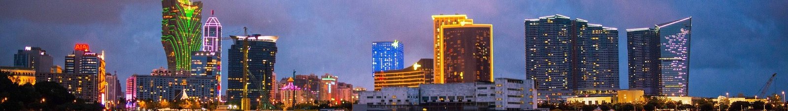 Allure vibrante de l'horizon de Macao avec des reflets néon.