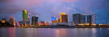 Allure vibrante de l'horizon de Macao avec des reflets néon.