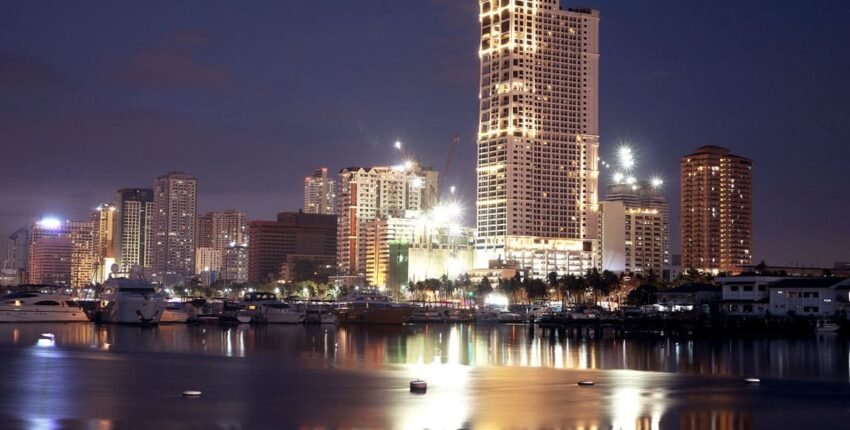 Demande cible | Skyline nocturne, reflets urbains sur l'eau.