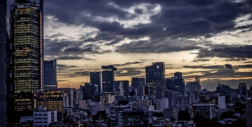 Requête cible : Skyline de la ville au crépuscule

Texte alternatif : 