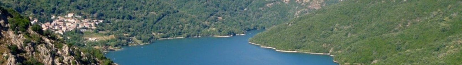Ajaccio-Napoléon-Bonaparte : lac entre montagnes verdoyantes.