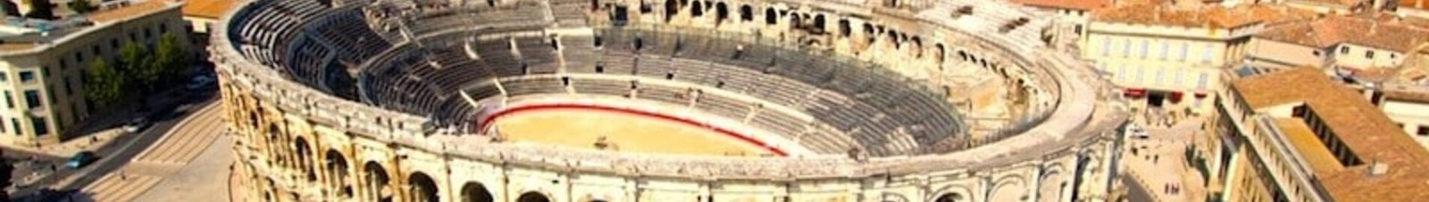 Amphithéâtre romain de Nîmes, vue aérienne ville méditerranéenne dense.