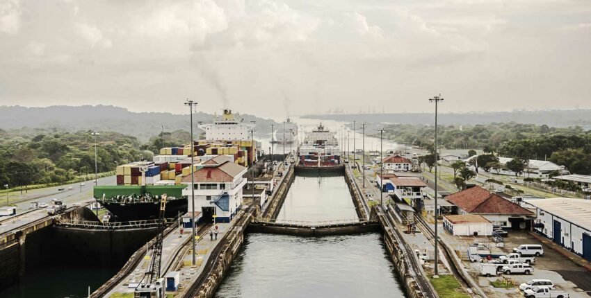 Yoast SEO requête cible : Canal à écluses

Texte alternatif : Canal à écluses avec deux navires et bâtiments industriels