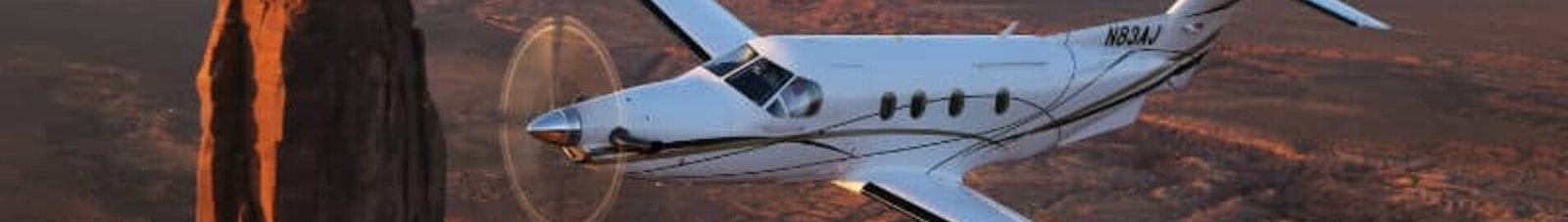 pilatus pc 12 volant au dessus de monument valley