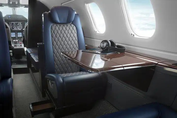 Location de jet privé, cabine luxueuse avec siège en cuir.