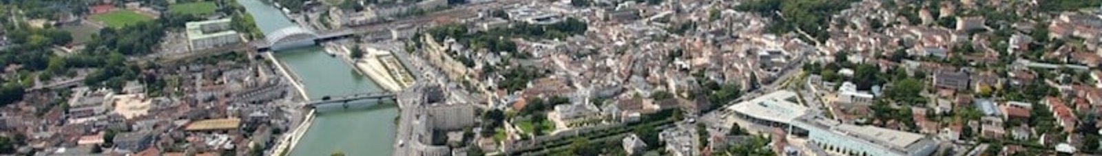 Vue aérienne de Pontoise Cormeilles avec ponts et verdure.