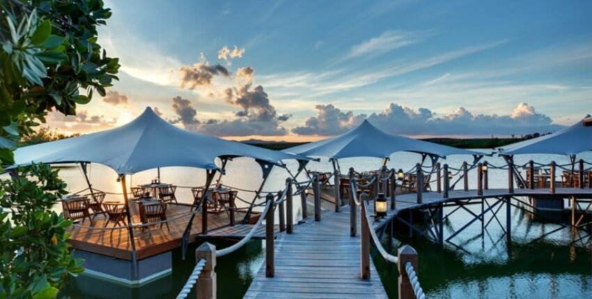 Titre de la page : Port-Louis

alt : Port-Louis Sunset Restaurant sur l'eau