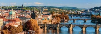 Vue des ponts historiques de Prague Kbely en automne.