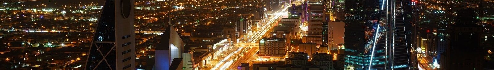 location de jet privé - Vue aérienne nocturne Riyad illuminée.