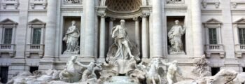 Fontaine de Trevi, Rome : statues et eau.