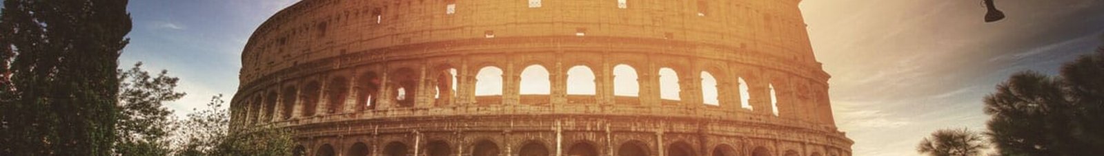 Colisée de Rome au coucher du soleil, beauté italique classique.