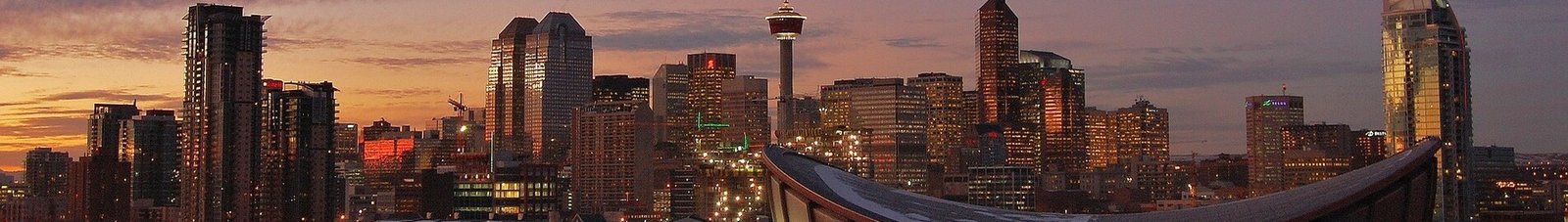 **Skyline de Calgary au crépuscule avec Saddledome au premier plan.**