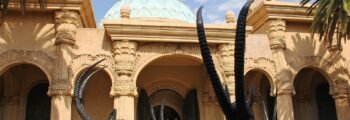 Page : Visitez Johannesbourg  
Texte alternatif: Visitez Johannesburg bâtiment orné avec sculptures d'antilope