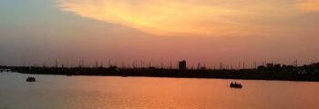Location de Jet Privé – Coucher de soleil sur un lac.