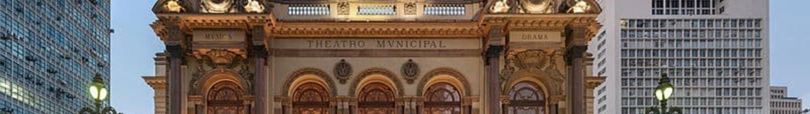 emplacement jet privé : Théâtre Municipal de São Paulo illuminé au crépuscule.