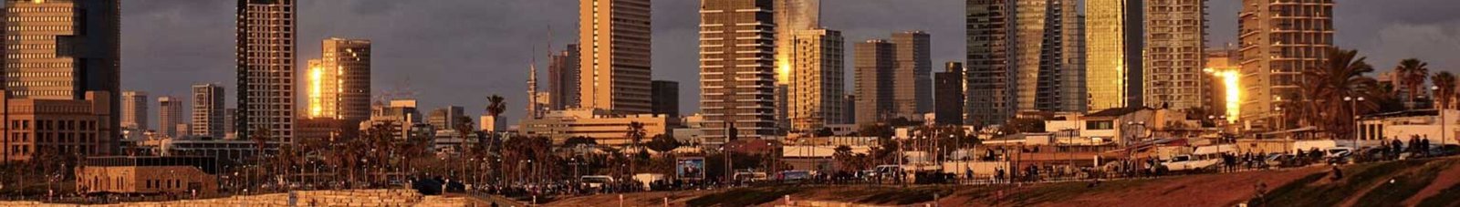 Tel Aviv coucher soleil, immeubles et plage.