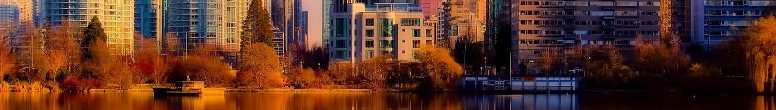 Reflet du coucher de soleil sur l'horizon de Vancouver, escapade luxueuse parfaite.