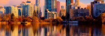 Reflet du coucher de soleil sur l'horizon de Vancouver, escapade luxueuse parfaite.