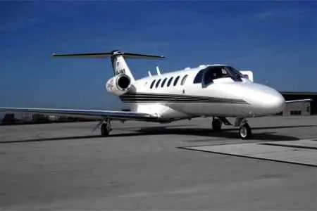Location de jet privé : avion blanc sur tarmac.