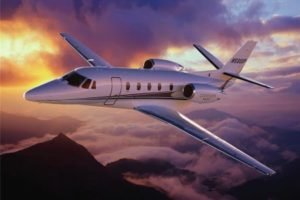 Jet privé Cessna Citation XLS en vol, couché de soleil