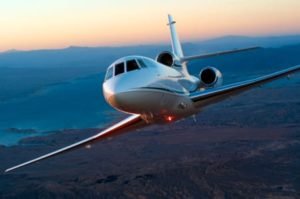 Jet privé Falcon 50 en vol - couché de soleil 