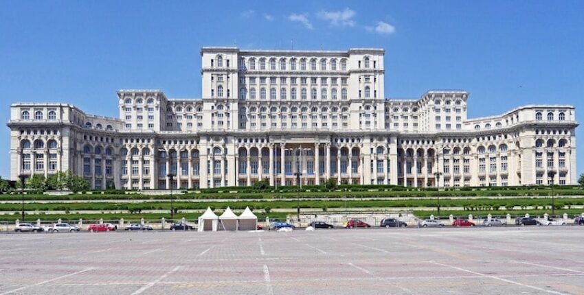 **Requête cible Yoast SEO:** Le Palais du Parlement à Bucarest

Le Palais du Parlement, vu de face.